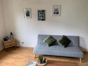 Live easy with balcony,Netflix, quiet, close to Football stadium, direct train connection, Espresso maker